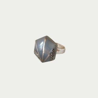 bague grise hexagonale