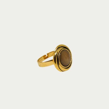 Bague marron glacé et dorée.