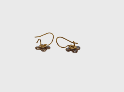 Boucles d'oreilles dormeuses fleurs blanches