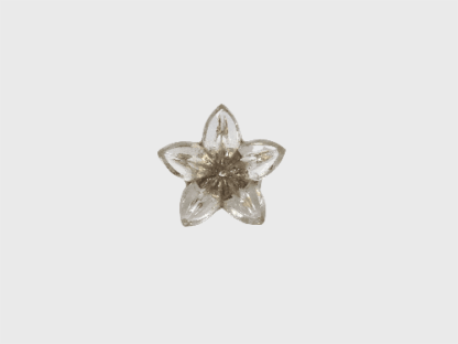 Bague fleur en verre transparent.