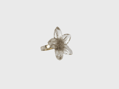 Bague fleur en verre transparent.