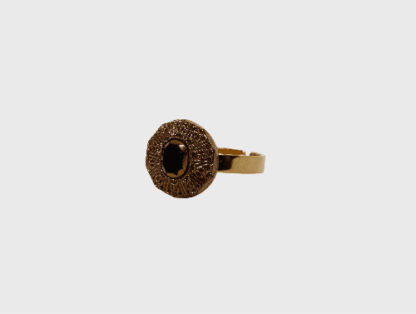 bague dorée et noire