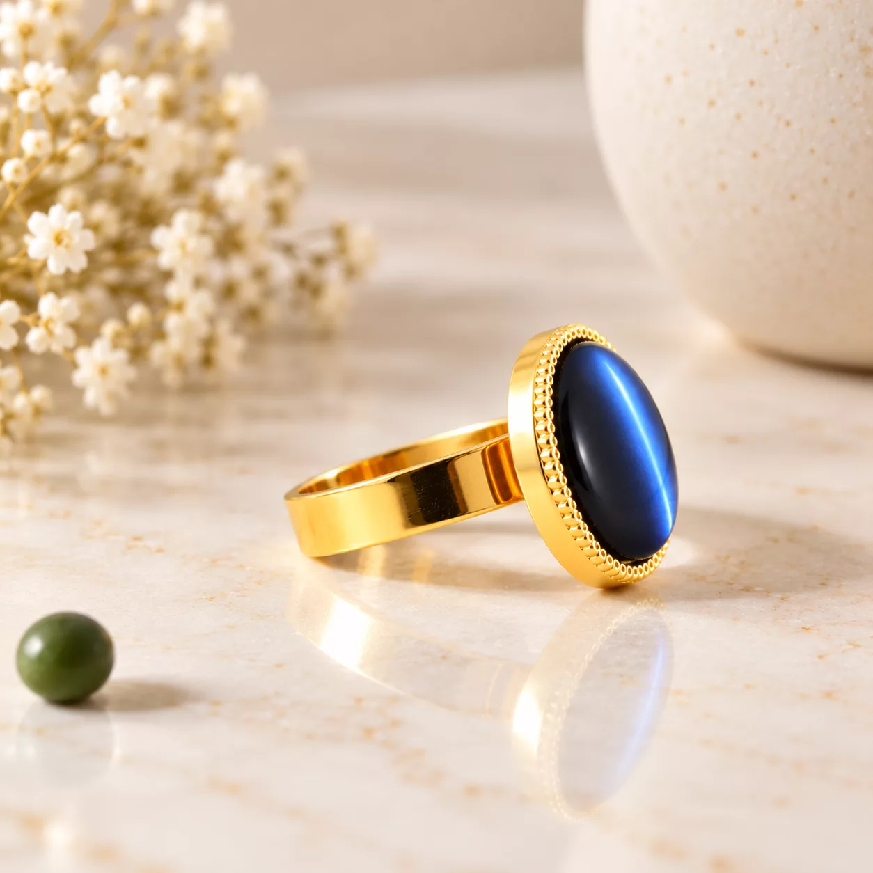 Vue de profil de la bague Anna montrant le bouton bombé et l'anneau doré
