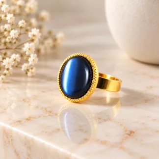 Bague bleue et dorée Anna créée à partir d'un ancien bouton rond en résine