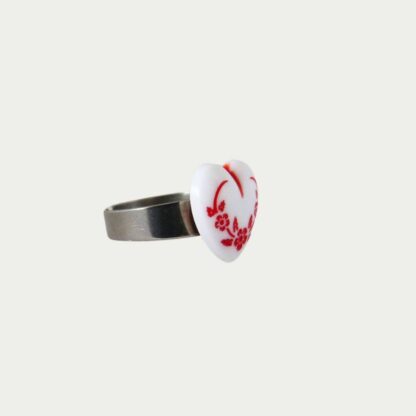 Bague verre blanc motif floral rouge.