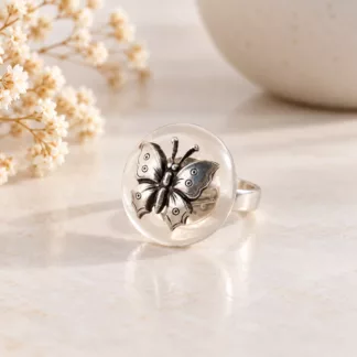 Bague papillon créée à partir d'un ancien bouton transparent orné d'un papillon argenté