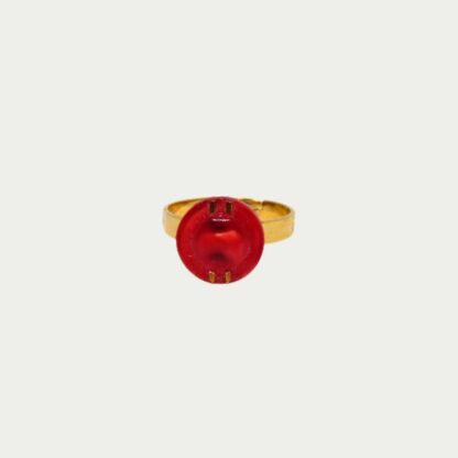 Bague en verre teinté rouge.