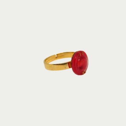 Bague en verre teinté rouge.