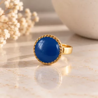 Bague Outremer avec ancien bouton bleu profond et contour doré torsadé