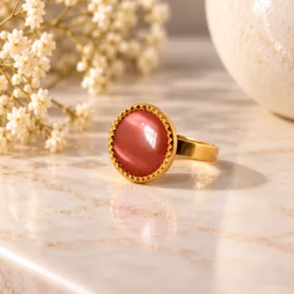 Bague rose et dorée Blush créée à partir d'un ancien bouton au contour dentelé