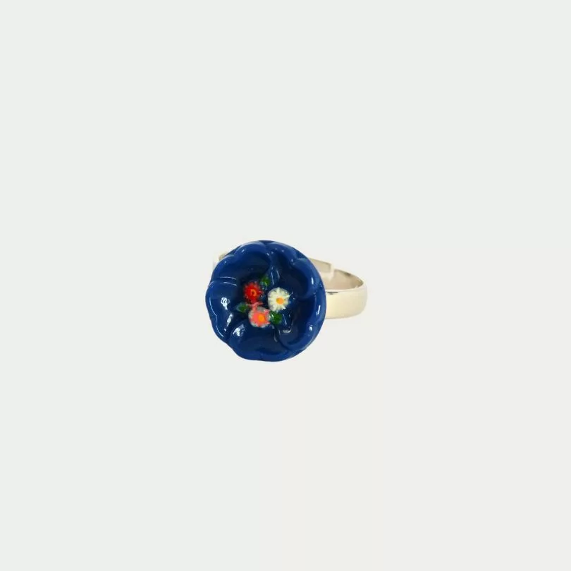 bague bleue avec bouquet de fleurs