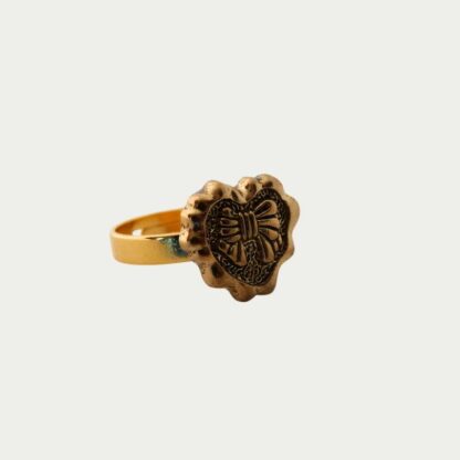 bague dorée en forme de cœur