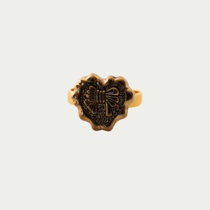 bague dorée en forme de cœur