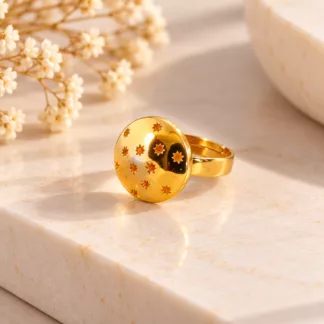 Bague Étoiles dorée créée à partir d'un ancien bouton orné de petites étoiles