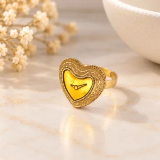 Bague dorée Montre en Cœur avec ancien bouton en forme de cœur et cadran jaune sur fond crème