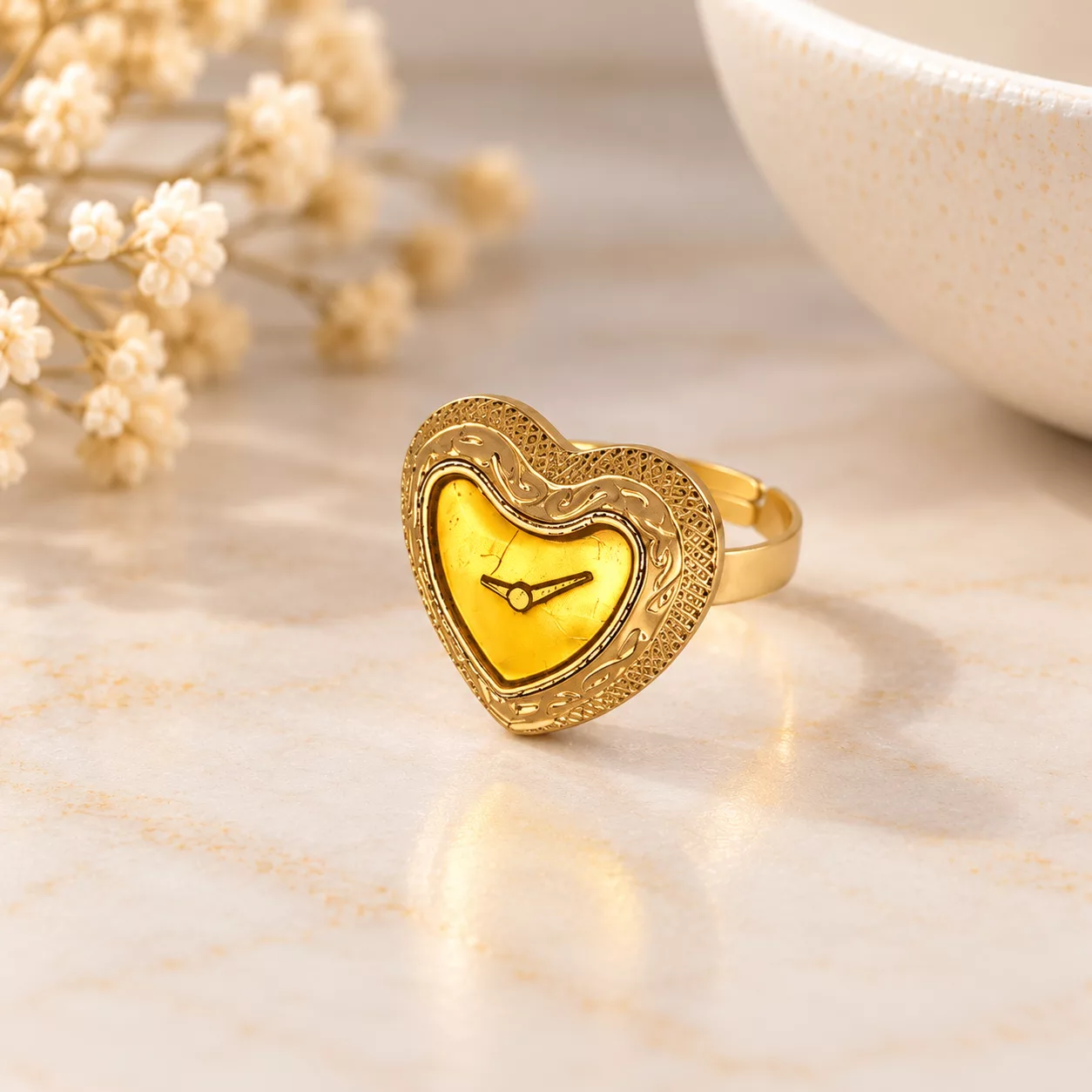 Bague dorée Montre en Cœur avec ancien bouton en forme de cœur et cadran jaune sur fond crème