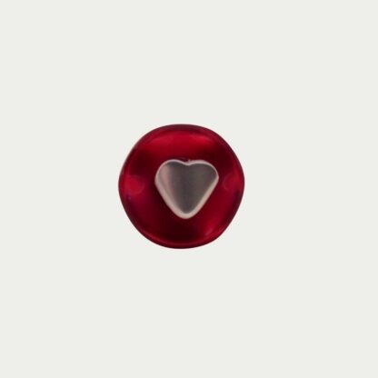Bague corolle rouge et petit coeur nacré blanc