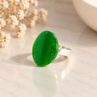 Bague Menthe Verte avec ancien bouton ovale vert scintillant et anneau argenté
