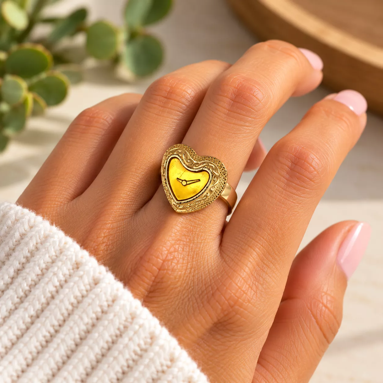 Bague vintage cœur doré Montre en Cœur portée au doigt, avec motif de cadran de montre