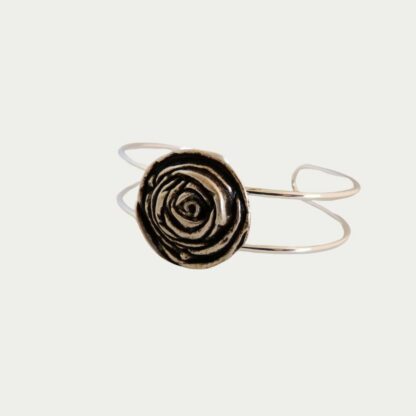 Bracelet rose argentée.