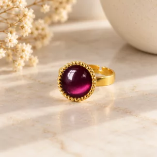 Bague Prune en pièce unique, avec ancien bouton violet brillant et bordure dorée