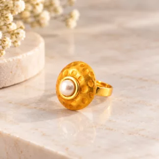 Bague Cécile en métal doré martelé avec perle blanche centrale