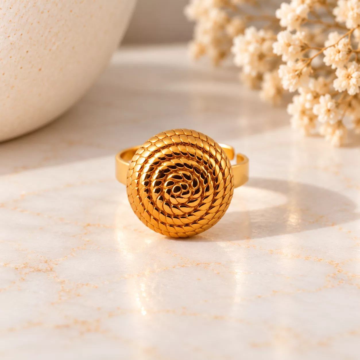 Vue de face de la bague dorée Tourbillon montrant ses petits motifs disposés en spirale