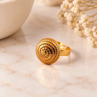 Bague Tourbillon dorée créée à partir d’un ancien bouton au délicat motif en spirale
