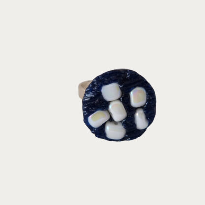 bague bleue et blanche