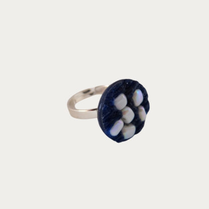 bague bleue et blanche