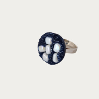 bague bleue et blanche