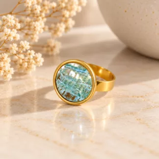Bague Pure nacre avec ancien bouton rond en nacre vert d'eau aux reflets turquoise et monture dorée