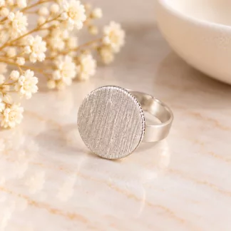 Bague argentée minimaliste au design contemporain et à la surface finement striée