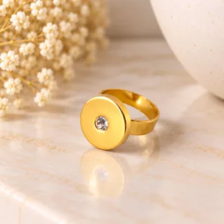 Bague dorée avec un strass Solitaire, créée à partir d'un ancien bouton rond au style minimaliste