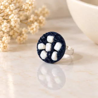 Bague Incrustations bleu marine aux six éléments blancs nacrés sur fond crème