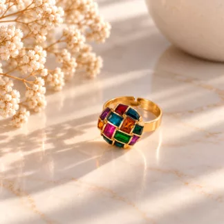 Bague multicolore dorée Arlequin créée à partir d'un ancien bouton