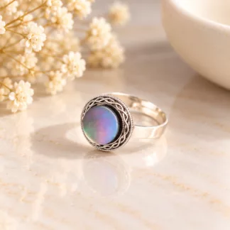 Bague en nacre irisée Magique au style vintage, avec entourage argenté ouvragé