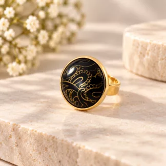 Bague noire et dorée Cachemire, créée à partir d'un ancien bouton aux motifs cachemire dorés.