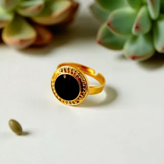 bague noire et dorée