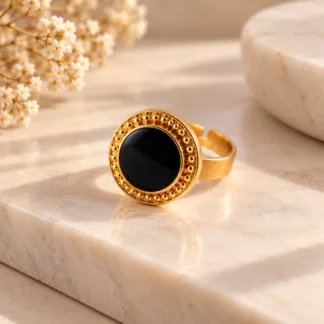 Bague Emma avec pastille noire laquée et bordure dorée perlée