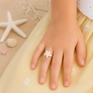 Bague enfant Étoile de Mer réalisée à partir d'un ancien bouton blanc montée sur un anneau réglable argenté.