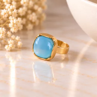Bague Lagon carrée au cabochon bleu légèrement translucide sur marbre clair