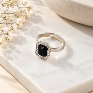 Bague Diana rectangulaire noire entourée de strass blancs, avec anneau argenté