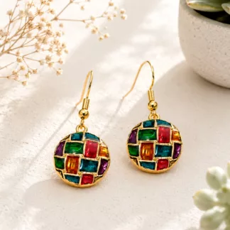 Boucles d'oreilles Arlequin en anciens boutons multicolores sur monture dorée, création upcyclée.