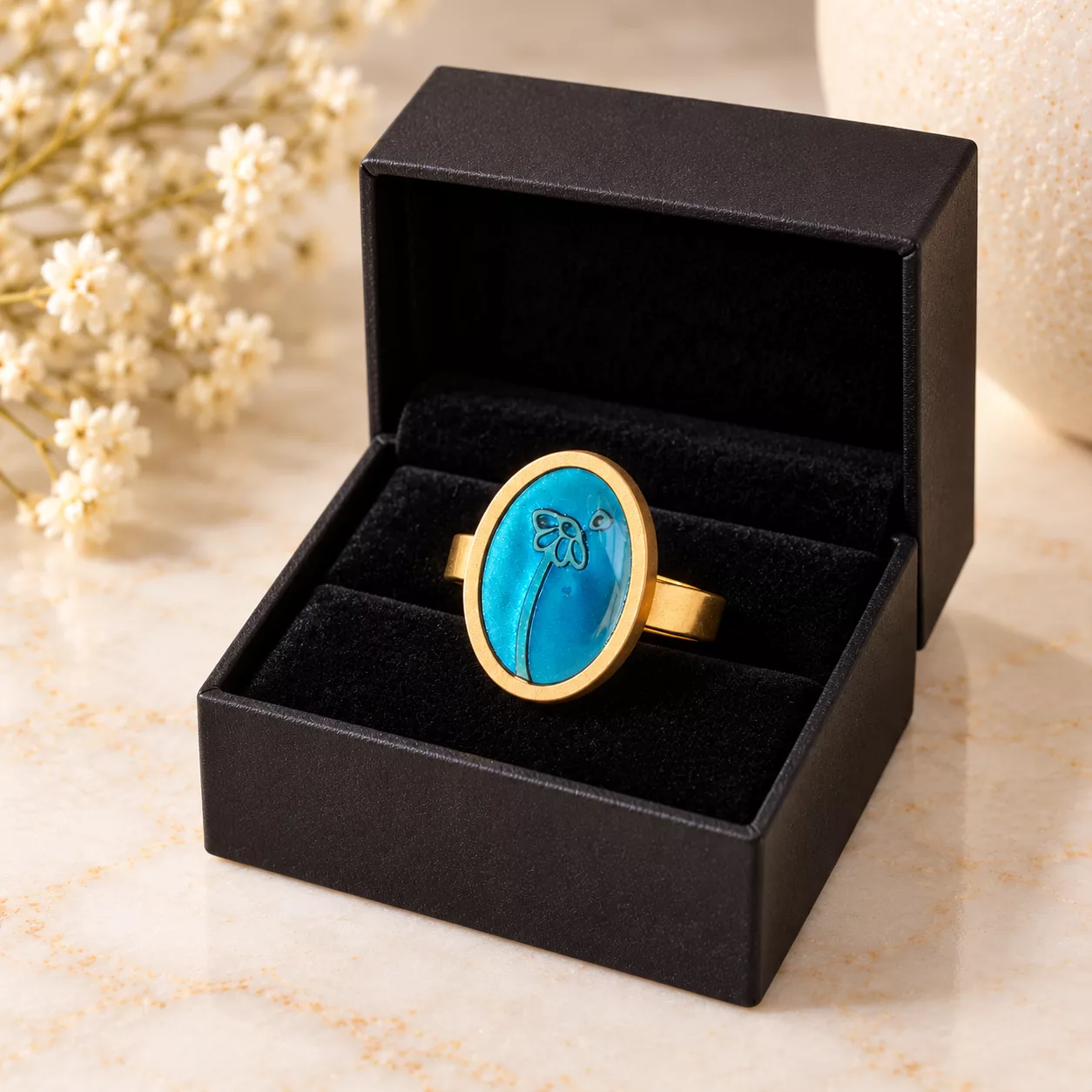 Bague Beaucoup, à la folie présentée dans sa boîte cadeau noire