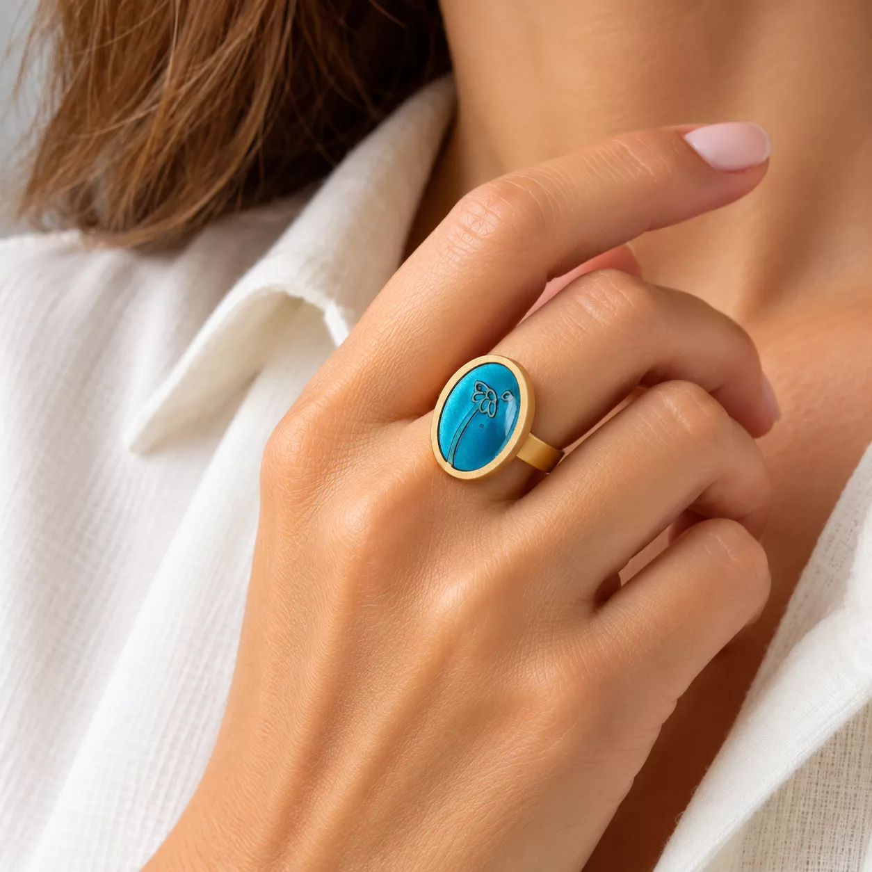 Bague Beaucoup, à la folie portée au doigt, avec motif floral bleu