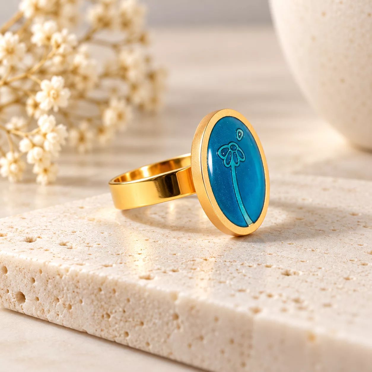 Vue de profil de la bague Beaucoup, à la folie montrant sa bordure dorée et son anneau ajustable