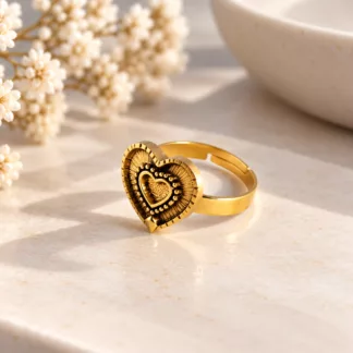 Bague Double Cœur dorée créée à partir d'un ancien bouton aux motifs de deux cœurs imbriqués