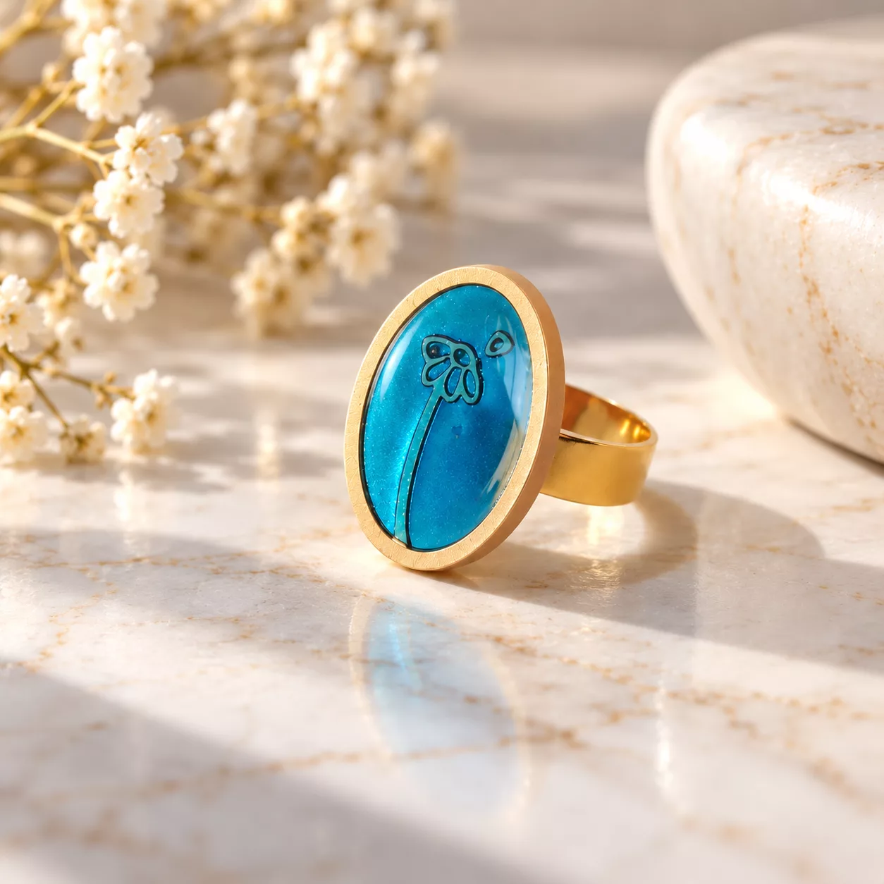 Bague fleur bleue Beaucoup, à la folie, avec ancien bouton ovale et bordure dorée
