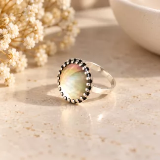 Bague en nacre grise argentée avec sertissage à petites griffes arrondies et anneau ajustable